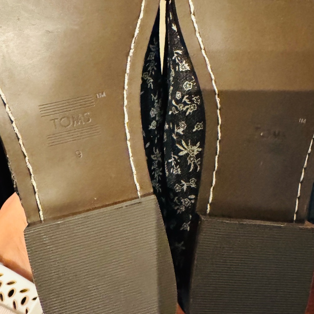 TOMS Black Floral Lace-Up Shoes (brand new ) - Picture 4 of 5